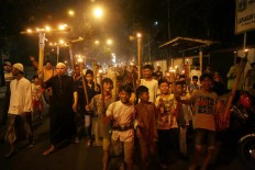 Children carry torches while participating in a procession to celebrate the beginning of Ramadhan on Jl. Panjang in West Jakarta on June 5.  JP/Seto Wardhana

 