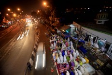 Muslims perform the tarawih (evening prayer) on the eve of Ramadhan at the Miftahul Jannah Mosque in East Jakarta on June 5. JP/Dhoni Setiawan