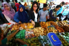 People purchase sweets to break the fast at a Ramadhan food festival in Bendungan Hilir, Central Jakarta, on June 8. JP/ Wienda Parwitasari