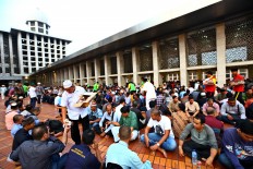 People visit the Istiqlal Grand Mosque in Central Jakarta to break the fast on June 9, 2016. JP/ Wienda Parwitasari