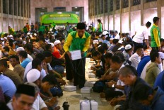 Staffer members of the Istiqlal Grand Mosque distribute snacks to those waiting to break the fast at Jakarta’s largest mosque on June 9. JP/ Wienda Parwitasari.