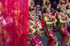 Balinese women perform a traditional dance during the street parade.  JP/Agung Parameswara