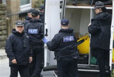 Brexit campaigning still halted as UK mourns slain lawmaker