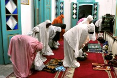 Muslims pray after breaking the fast. Many Muslims from other areas outside the city visit the mosque during the holy month. JP/ Albertus Magnus Kus Hendratmo