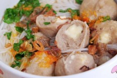Let’s try a hot bowl of creamy bakso keju