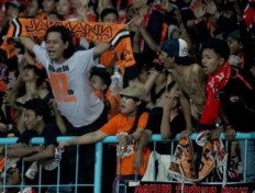 Jakarta's Persija soccer fans show support for Agus-Sylviana