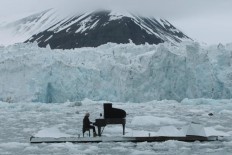 Pianist performs on glacier to support the environment