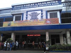  Mass exodus passengers crowd Jakarta Police Headquarters 