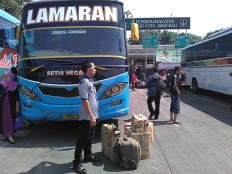 Passengers complain about poor service at Pulogadung bus station