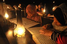 Students recite the Quran with enthusiasm amid cold and strong winds. JP/ Ganug Nugroho Adi