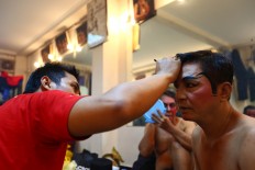 An actor gets ready for the Wayang Orang Bharata performance at the Bharata Purwa building, Jakarta. JP/ Wienda Parwitasari