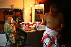 Two actors dress up and put on their make up for the four-hour “Remong Batik” show. JP/ Wienda Parwitasari