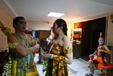 An actor and an actress of Wayang Orang Bharata discuss the night's performance backstage. JP/ Wienda Parwitasari