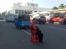 Small time Idul Fitri ‘money changers’ squeezed out by big players 