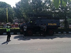 Hundreds of police deployed to guard Surakarta Police HQ in wake of bomb attack