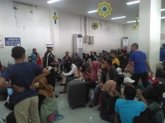 Passengers pack Pasar Senen Station ahead of Idul Fitri