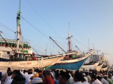 Collective Idul Fitri prayers held at Sunda Kelapa port