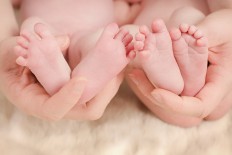 This is the illustration for babies. Identical twin sisters, Sarah Mariuz and Leah Rodgers, delivered their babies on the same day at the same time.