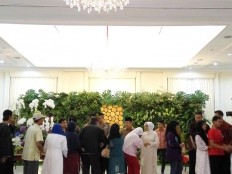 Kalla hosts 'open house' on first day of Idul Fitri