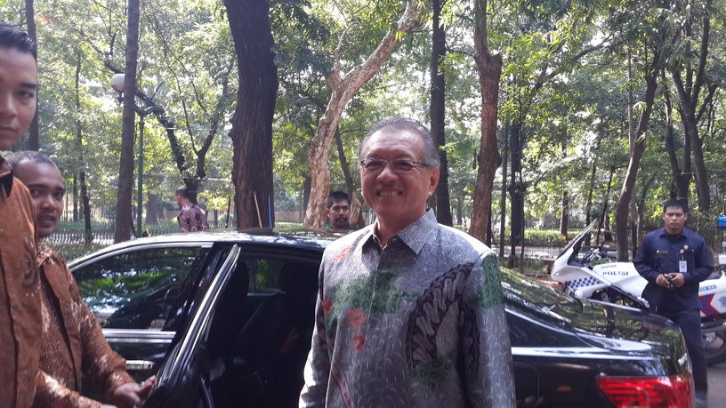 Deposit Insurance Corporation (LPS) commissioner board head Halim Alamsyah poses after attending an open house at the home of Financial Services Authority (OJK) chairman Muliaman Hadad in South Jakarta on Thursday. 