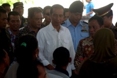 Thousands queue for Jokowi’s Idul Fitri bundles