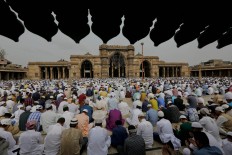 Indian Muslims offer Eid al-Fitr prayers at the Jama Mosque in Ahmadabad, India, Thursday, July 7, 2016. AP Photo/Ajit Solanki
