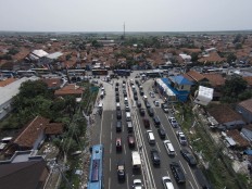 Holidaymakers brave traffic to reach Mt. Tangkuban Perahu