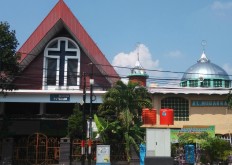 Mosques, churches use Idul Fitri to tighten bonds