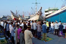 Hundreds of Muslims perform Idul Fitri prayers at Sunda Kelapa port, Jakarta, as part of Idul Fitri ceremonies on Wednesday. JP/ Ricky Yudhistira