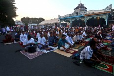 Thousands of residents participate in Idul Fitri prayers in front of the Palace of Surakarta, Central Java, on Wednesday. JP/ Ganug Nugroho Adi