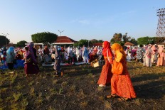 Thousands of Yogyakarta Muslims perform Idul Fitri prayers at Alun Alun Utara [North square], Yogyakarta, on Wednesday. JP/ Wienda Parwitasari