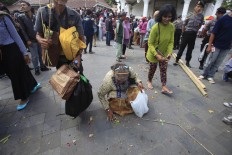 Residents scramble for leftovers from the gunungan offerings. (JP/Dhoni Setiawan)


