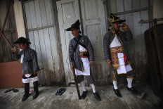 Three palace guards take a rest after escorting the Grebeg Syawal procession. (JP/Dhoni Setiawan)
