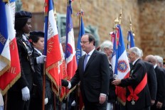 Hollande announces France to redeploy aircraft carrier&nbsp;