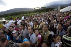 100,000 Venezuelans cross border shopping for scarce food 