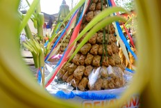 The offering, known as gunungan meaning “mountain-like”, consists of dozens of ketupat. Ketupat, often shortened by locals to kupat, symbolizes humility and a forgiving attitude. JP/Ganug Nugroho Adi