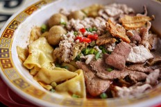 Two Singapore hawkers receive Michelin star