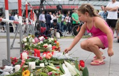 After Munich shooting, tearful witnesses linger at scene 