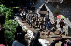 The Pala Kependhem parade winds through Keron village. JP/Albertus Magnus Kus Hendratmo