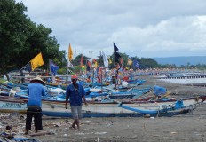 Stormy weather forces Cilacap fishermen to stay on land for days