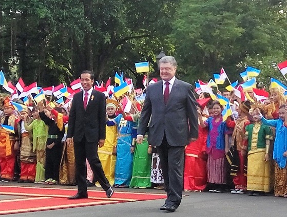 President Joko "Jokowi" Widodo escorts Ukraine President Petro Poroshenko at Merdeka Palace on August 5.