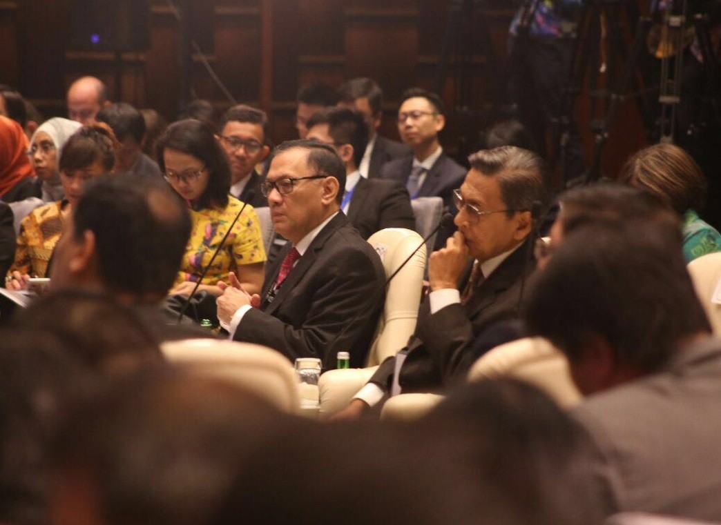 Former Vice President Boediono sits next to Bank Indonesia Governor Agus Martowardojo (center) during a seminar at the annual Executives' Meeting of Asia Pacific Central Banks (EMEAP) in Bali on Aug. 1.