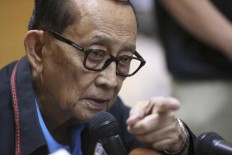 Ex-Philippine president to see old Chinese friends in Hong Kong