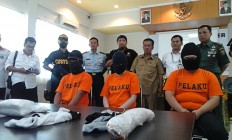 3 Malaysians arrested for allegedly smuggling 1.9 kg crystal meth