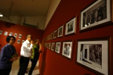 People look at rows of images at the gallery. The Jakarta Post/Wienda Parwitasari