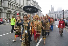 40 Days in Europe angklung group performs in London 
