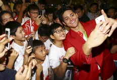 The 'golden boy' Schooling mobbed on return to Singapore 
