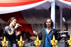 Musicians Slank and Raisa perform during Independence Day celebrations at the State
Palace in Central Jakarta on Aug. 17. JP/Seto Wardhana.