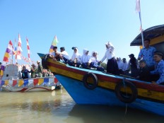 Government officials, students and other residents travel by boat to participate in a flag-hoisting ceremony at sea in Kampung Laut district in Cilacap regency, Central Java, on Wednesday. JP/Agus Maryono
