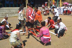 Junior high school students from Waemokel Catholic school in Kota Komba, East Manggarai, Flores in East Nusa Tenggara play a bamboo pole game locally called sanggu alu on Wednesday to celebrate Independence Day. JP/ Markus Makur